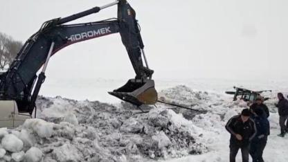 Buz kırılınca Çıldır Gölü'ne gömülen traktör kurtarıldı