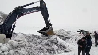 Buz kırılınca Çıldır Gölü'ne gömülen traktör kurtarıldı