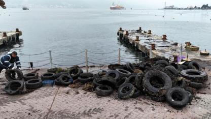 Denizden 50 araç lastiği çıkarıldı