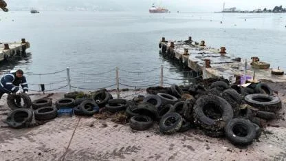 Denizden 50 araç lastiği çıkarıldı