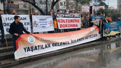 Deve güreşçileri açtı ağzını yumdu gözünü