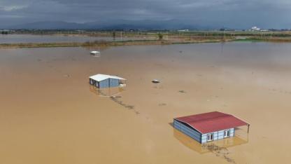İzmir'de sağanak pamuk ve buğday tarlalarını göle çevirdi
