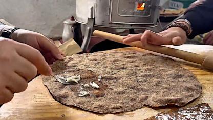 Konya Valisi Akın, ev ziyaretinde "kükürt ekmeği" yedi