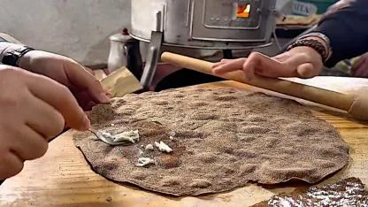 Konya Valisi Akın, ev ziyaretinde "kükürt ekmeği" yedi