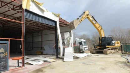 Nilüfer'de tarım alanlarına kaçak inşa edilen 3 yapı yıkıldı