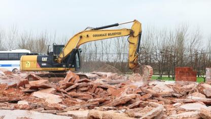 Osmangazi'de tarım arazisine kaçak yapılan depo yıkıldı