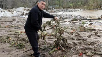 Sel 5 milyon liralık serasını ve ürününü yerle bir etti