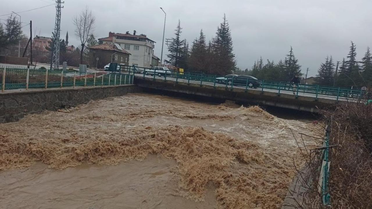 Seydişehir'de gölet taştı tarım arazileri su altında kaldı