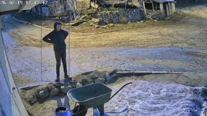 Süt dolu bidonu deviren gencin çaresizliği