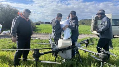 Tarlasına çamurdan giremeyen çiftçi çözümü havada buldu