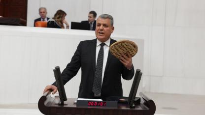 TBMM'de kürsüye pideyle çıktı tarım politikasını eleştirdi