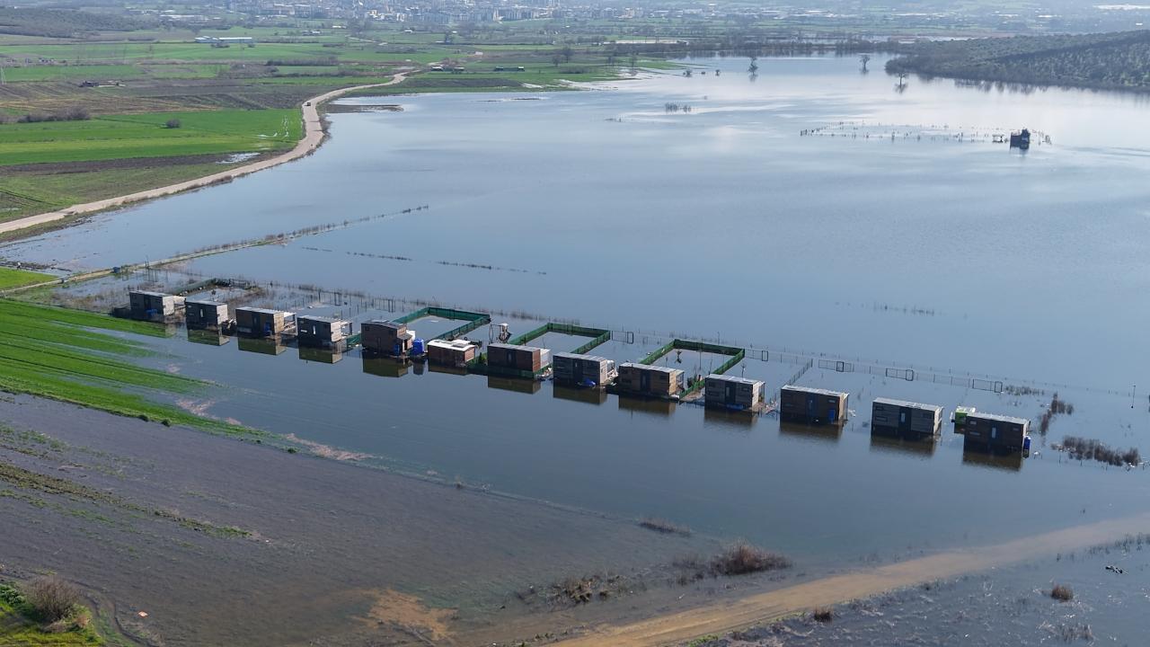 Uluabat çevresideki hobi evleri de su altında kaldı