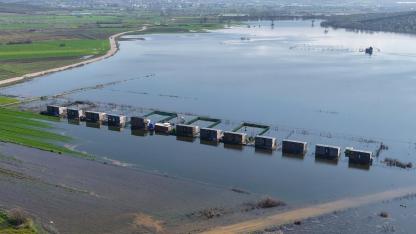 Uluabat çevresindeki hobi evleri de su altında kaldı