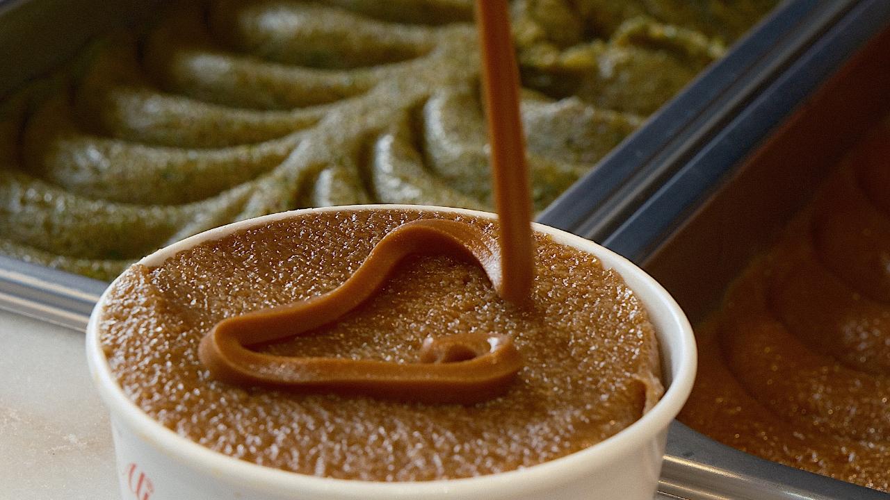 Yüzlerce yıllık tatlıyı dondurmayla buluşturdu; şimdi dünyaya satıyor