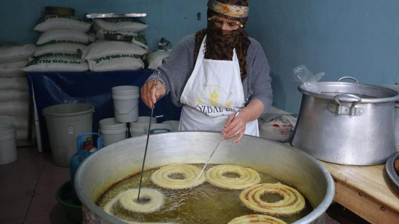 15 metrekarelik dükkanda 31 yıldır halka tatlı yapıyor