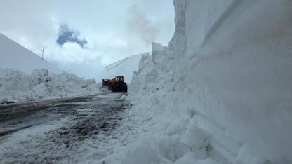 3 aydır kapalı yolda dev kar kütleleriyle mücadele başladı