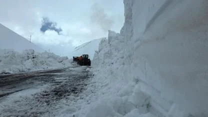 3 aydır kapalı yolda dev kar kütleleriyle mücadele başladı