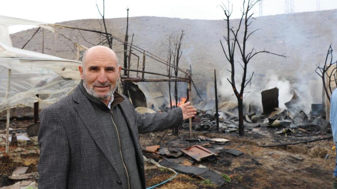 Arıları ve tarım ekipmanları yanan üreticinin zararı büyük