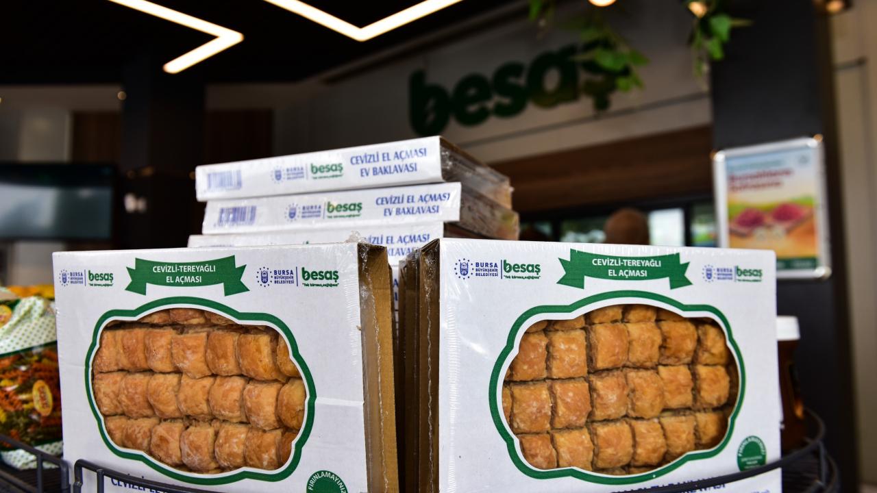 BESAŞ'ın el açması cevizli baklavaları ilgi gördü
