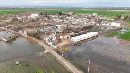 Borçla ektikleri buğday tarlaları sular altında kaldı