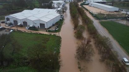 Bursa Ürünlü'de dere taştı tarım alanları su altında kaldı
