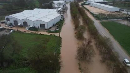 Bursa Ürünlü'de dere taştı tarım alanları su altında kaldı