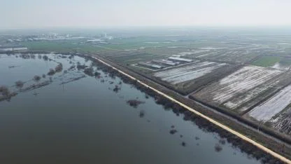 Karacabey çiftçisi suların çekilmesini bekliyor