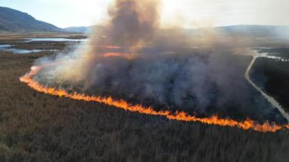 Karamık Gölü'ndeki sazlık yangınına güçlükle müdahale edildi
