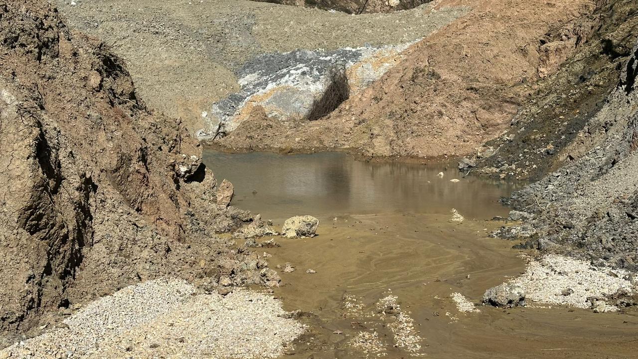 Maden ocağının atıkları suya ve toprağa karışmaya devam ediyor
