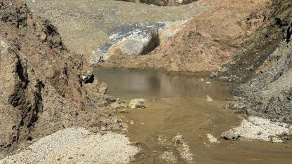 Maden ocağının atıkları suya ve toprağa karışmaya devam ediyor