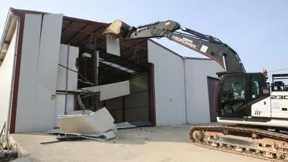 Nilüfer'de tarım alanına yapılan kaçak depo yıkıldı