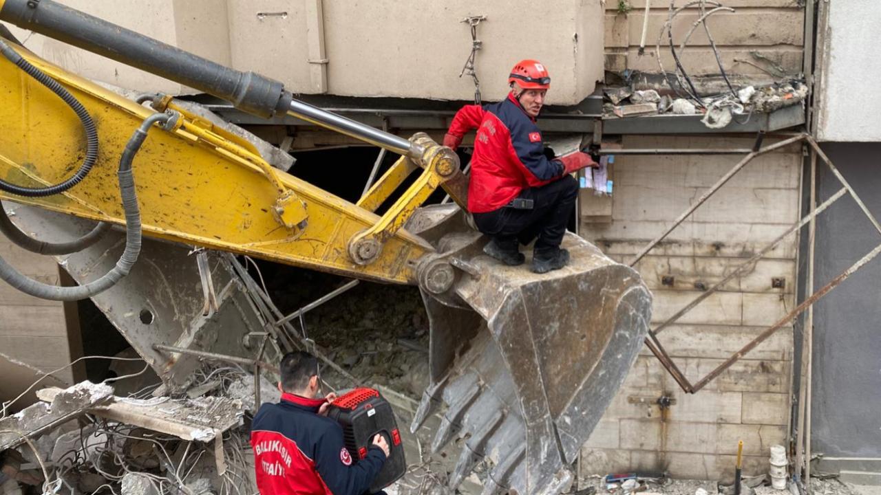 Otel yıkımına kedi yavrusu arası