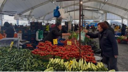 Pazarda salatalığın ateşi düştü ama sivri kıl biber 300 lira