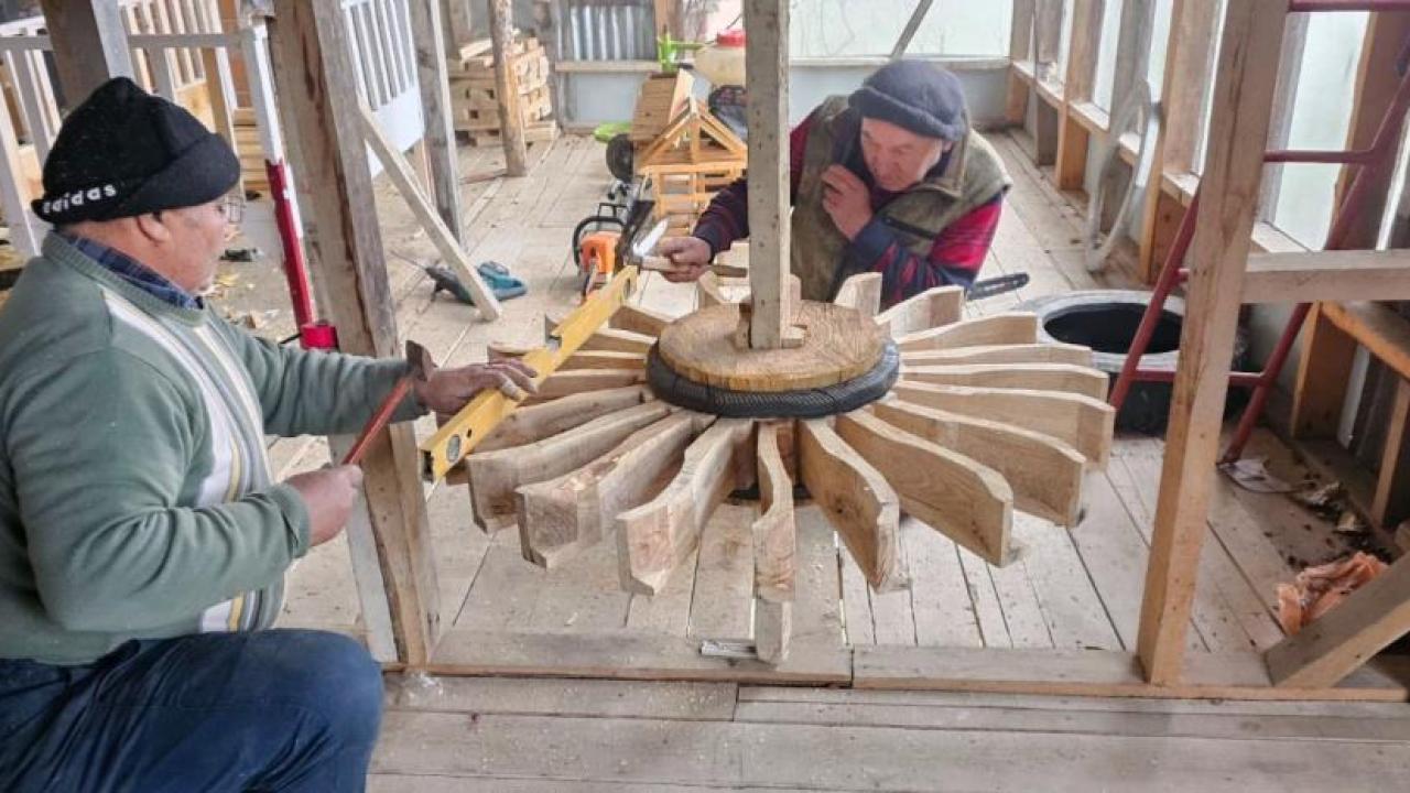 Su değirmeni çarkında eskiye döndü; kızılağaç kullanıyor