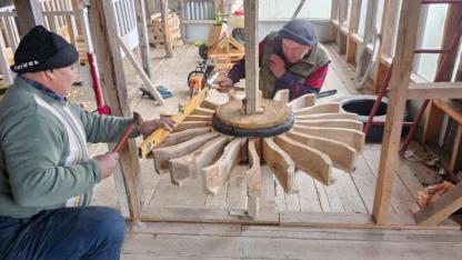 Su değirmeni çarkında eskiye döndü; kızılağaç kullanıyor