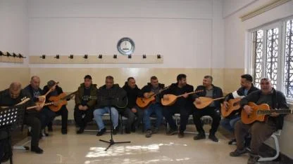 Tarlada ahırda işini bitiren eline gitar ve bağlama alıyor