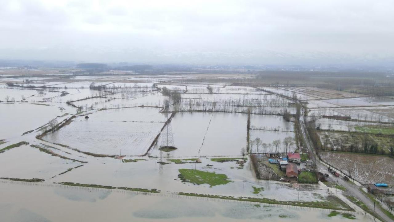 Terme'de tarım arazileri su, yüksekler ise kar altında