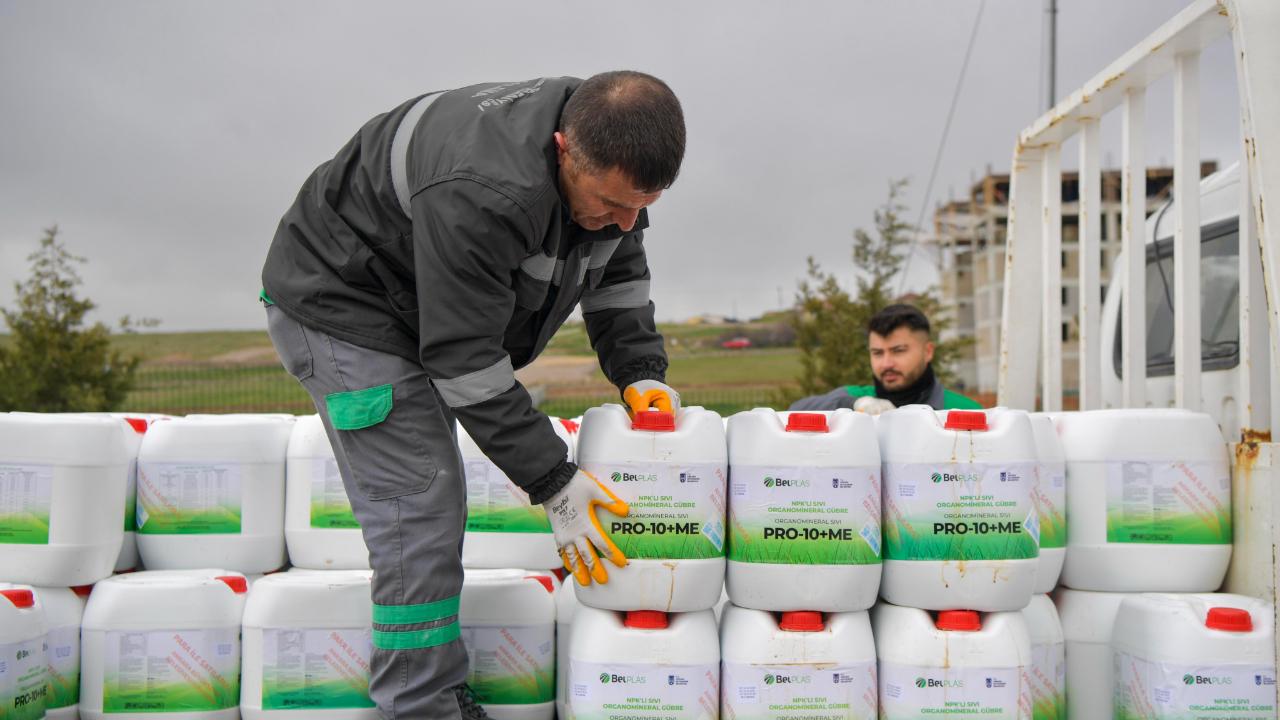 Ankara Büyükşehir çiftçiye 177 bin litre sıvı gübre dağıttı