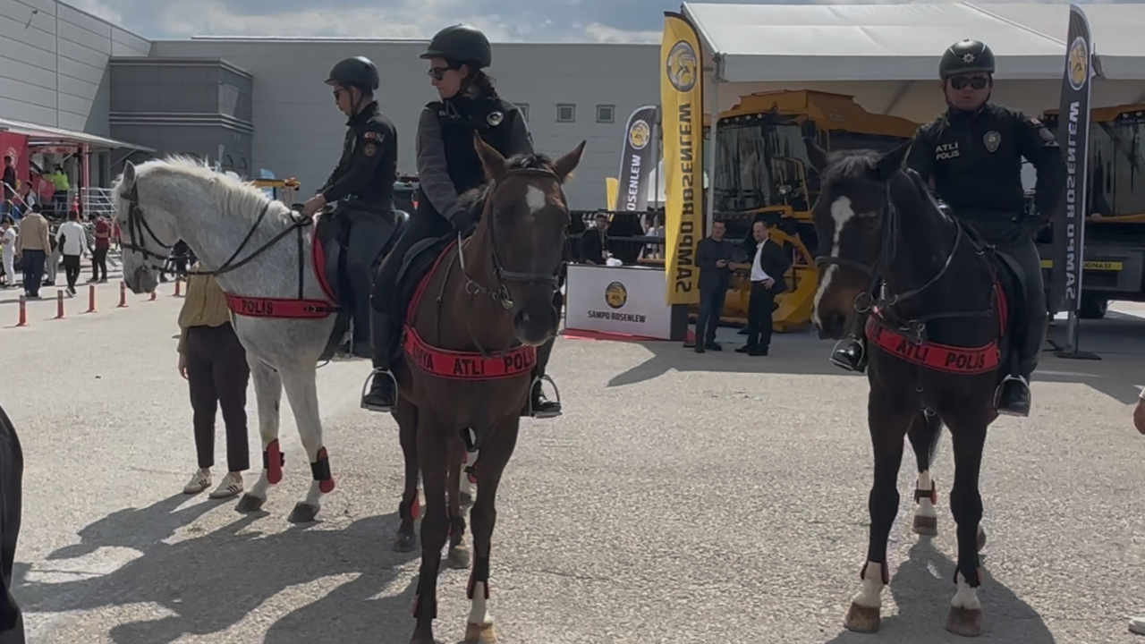 Atlı polis timi Konya Tarım Fuarı'nın gözdesi oldu