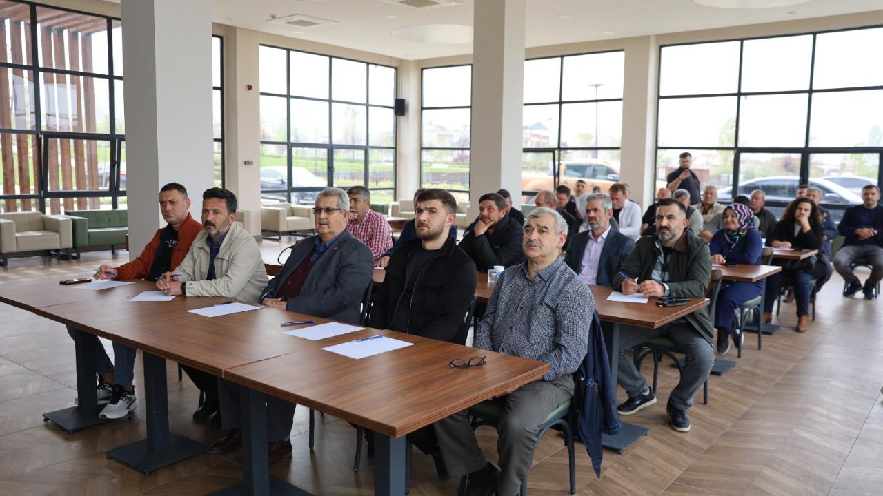 Bursa'da üreticilere budama ve çilek yetiştiriciliği eğitimi