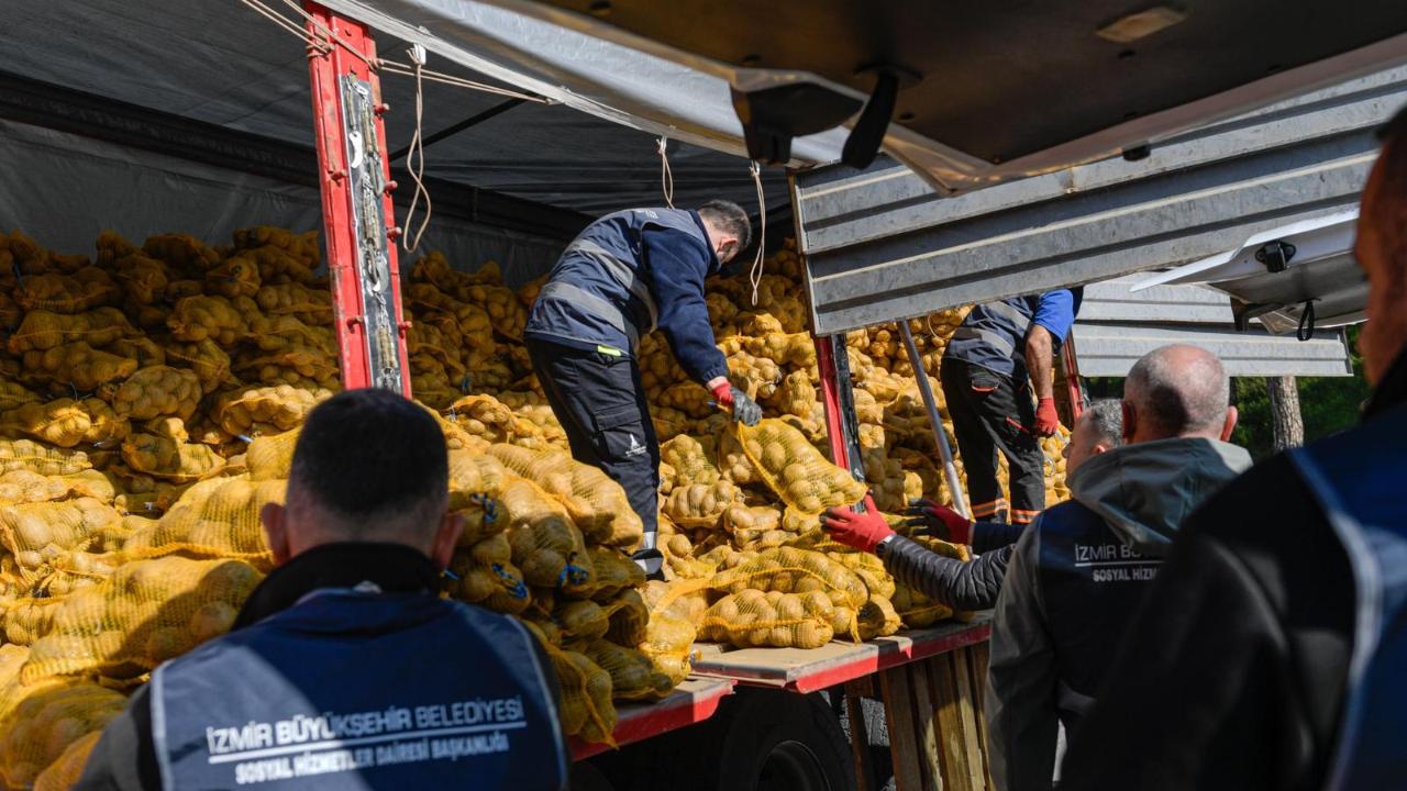 Çiftçiden alınan 300 ton patates dar gelirlilere dağıtılıyor