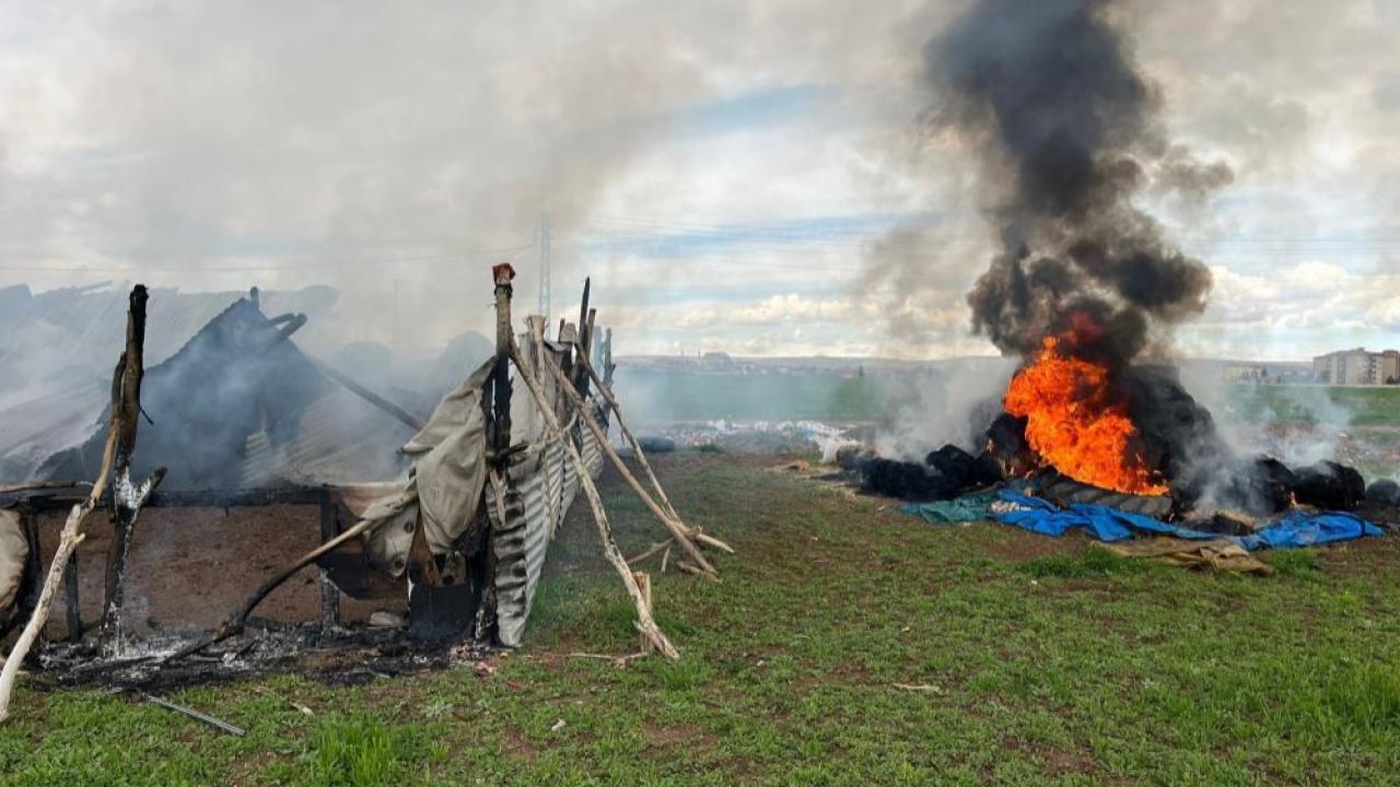 Çorum'da alevler saman balyaları ve ağılı küle çevirdi