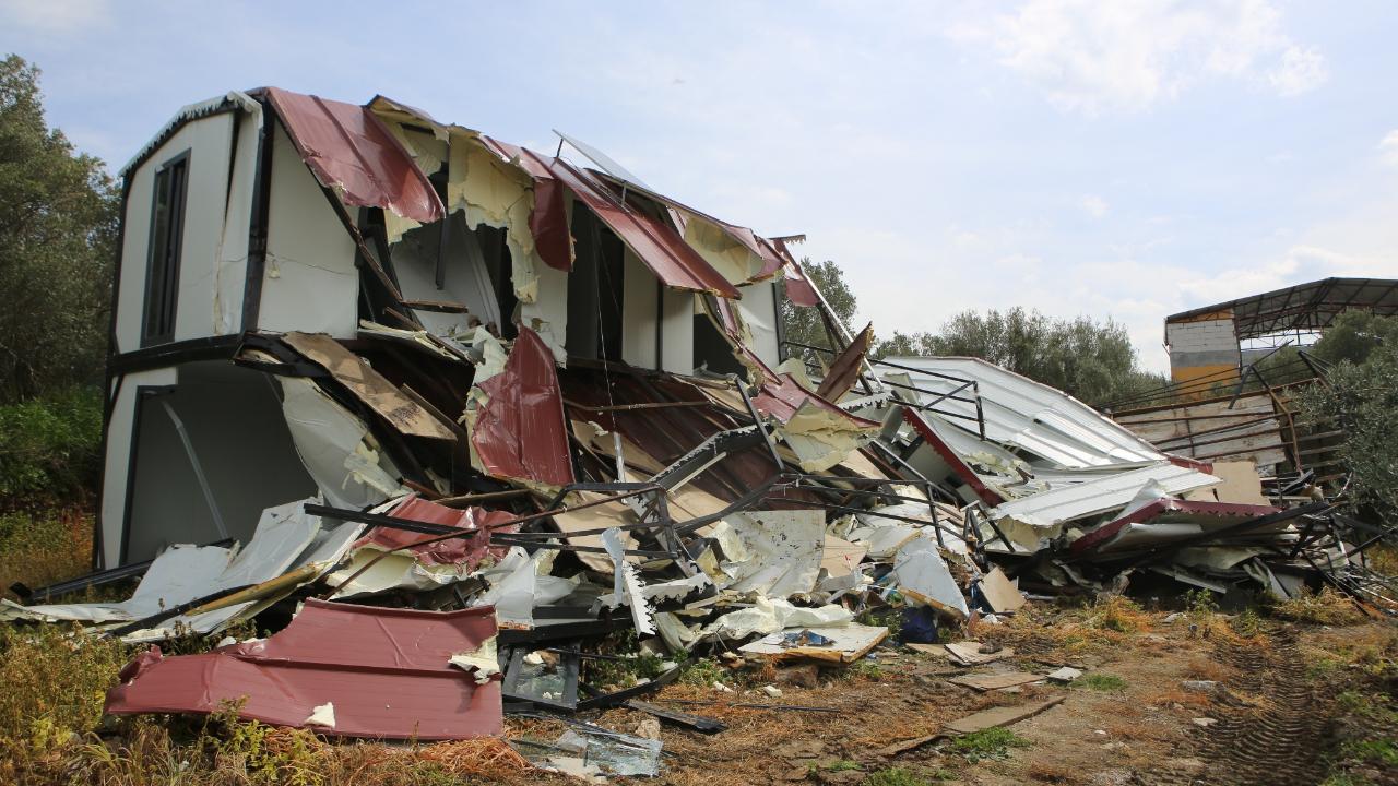 Gölyazı Mahallesi'ndeki kaçak yapılar yıkıldı