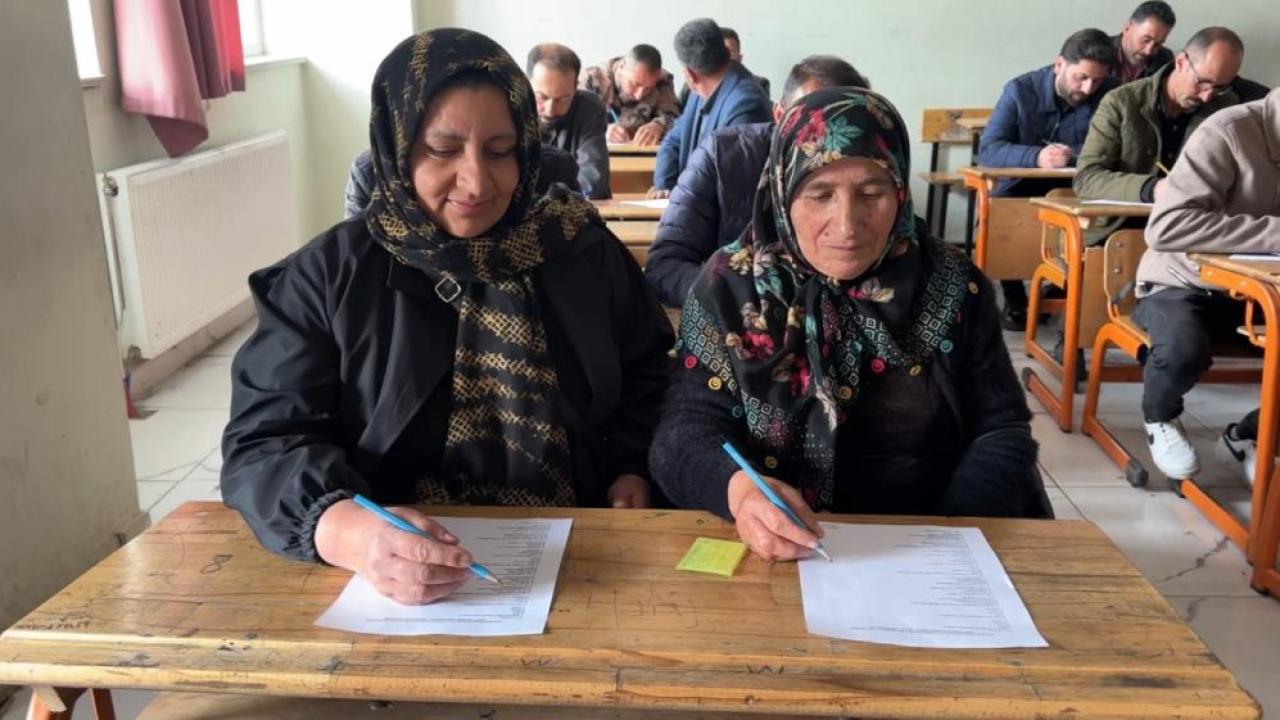 Hakkari'de 110 çiftçi merada değil sınavda ter döktü