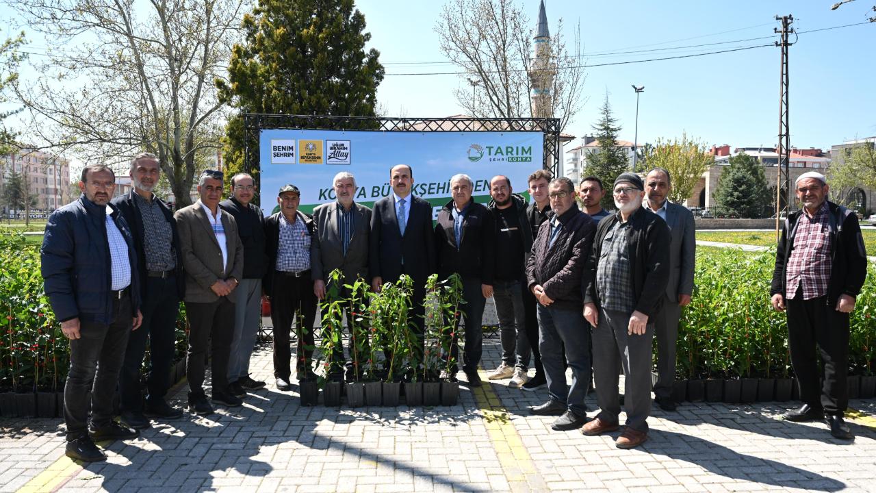Konya Büyükşehirin meyve fidanı desteği sürüyor