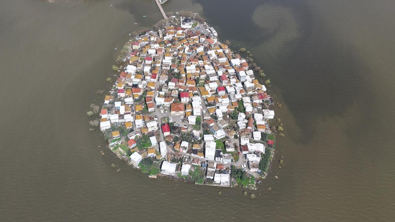 "Küçük Venedik" turizm sezonunu açtı ama yolları kapandı