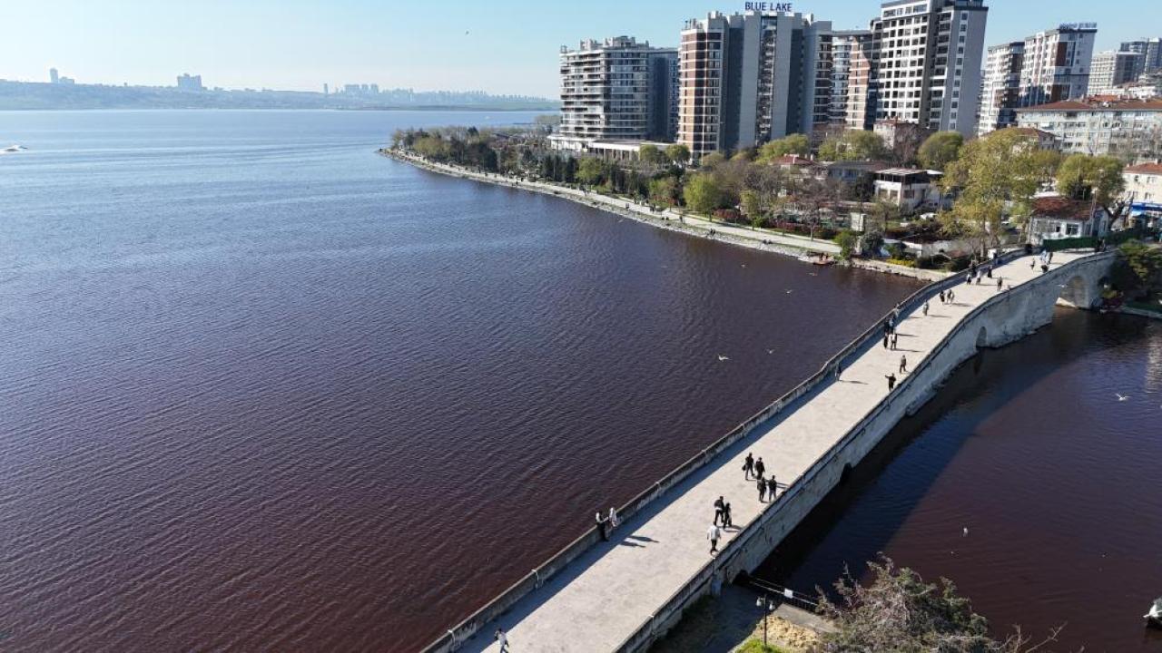 Küçükçekmece Gölü kırmızıya büründü