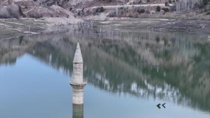 Kuraklıkla 14 yıl sonra ortaya çıkmıştı yine sulara gömüldü