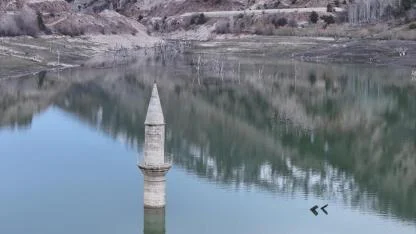 Kuraklıkla 14 yıl sonra ortaya çıkmıştı yine sulara gömüldü