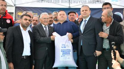 Kayseri'de 660 ton tohum törenle çiftçilere dağıtıldı
